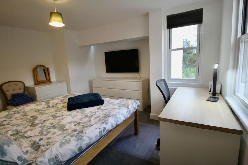 Vernon Place Town Centre, Vernon Cottage 3-Bed With Parking, 1A Vernon Court 2-Bed With Parking, 1B Studio No Parking, Off The High Street Next To Sandford Park Cheltenham Exterior foto